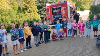 Grupa dzieci przed wozem strażackim 