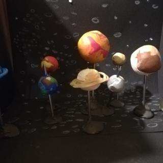 Děti ze 3.A a 3.B modelovaly Sluneční soustavu