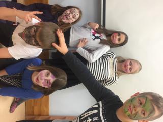Karnawałowe malowanie twarzy -  zombiaki, potwory i spółka.