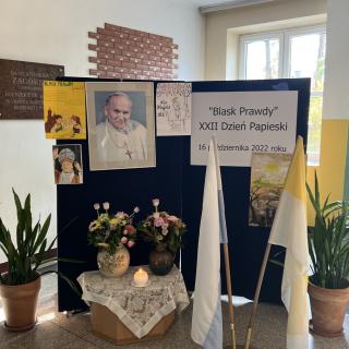 Okolicznościowa wystawa ze zdjęciem papieża i plakatami wykonanymi przez młodzież