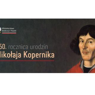 Na ciemnym tle logo Ministerstwa Edukacji i nauki, napis 550. rocznica urodzin Mikołaja Kopernika i wizerunek astronoma