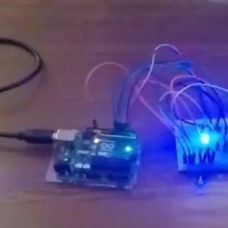 Pierwszy projekt w Arduino na zajęciach z robotyki. 
