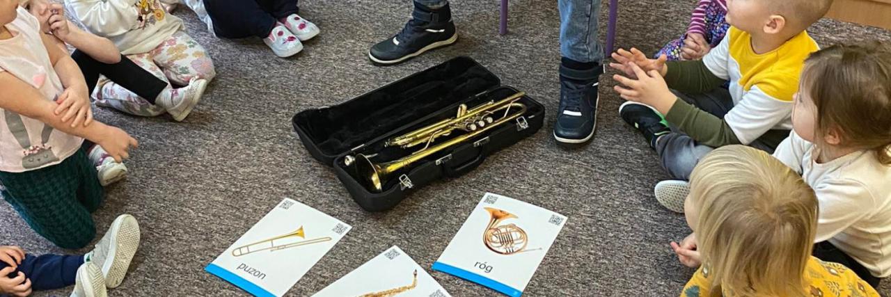 Przedszkolaki poznają instrumenty muzyczne - trąbka