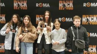 Obejrzenie spektaklu muzycznego "We Will Rock You" w Teatrze Muzycznym Roma przez klasy 5c, 6d i 8a 