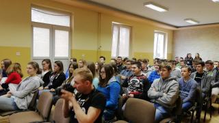 Gimnazjaliści na dniach otwartych w szkole w Czarnocinie