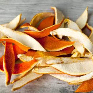Zber sušených pomarančových šupiek