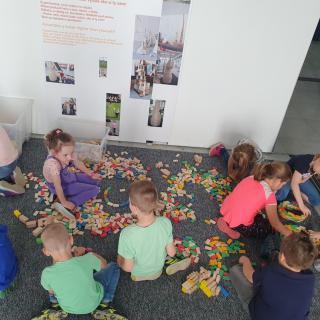 Hravá interaktívna výstava pre deti 1. ročníka – Veže do neba