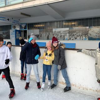 Eislaufen im Sportunterricht der 1A