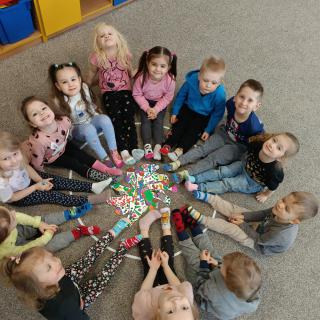 Przedszkolaki świętują Dzień Kolorowej Skarpetki