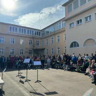 Gerhart-Hauptmann-Schule feiert Schulfest mit Musik, Flohmarkt und 168 Eiern