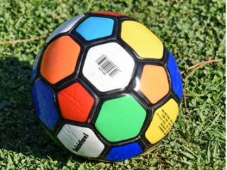 Mecz piłki nożnej: uczniowie kl. 8 kontra nauczyciele