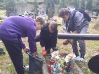 Wielkie sprzątanie cmentarza - akcja Szkolnego Wolontariatu. 