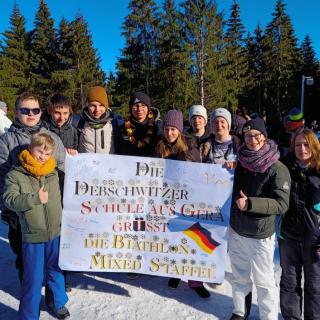 Schüler*innen mit Plakat in Oberhof zur Biathlon Weltmeisterschaft