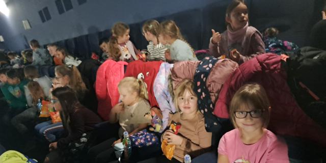 Družina vyrazila do kina